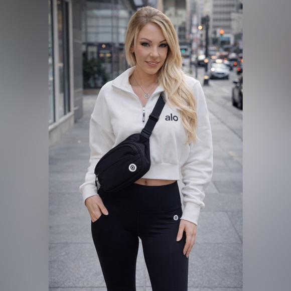 Louis Vuitton Handbags - 💕I’m LIVE💗